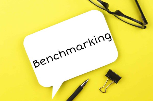 Maîtriser la signification du benchmarking concurrentiel et ses implications pour les entreprises