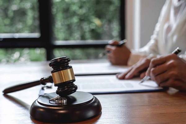 Quelle est la procédure légale pour la dissolution d'une filiale étrangère par une entreprise française?