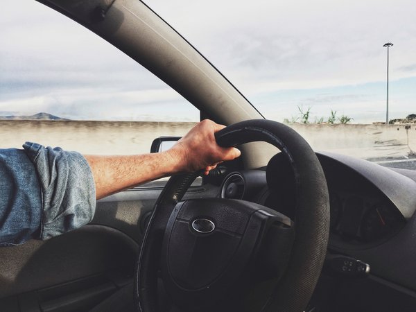 Heure de conduite : tarifs et astuces pour économiser