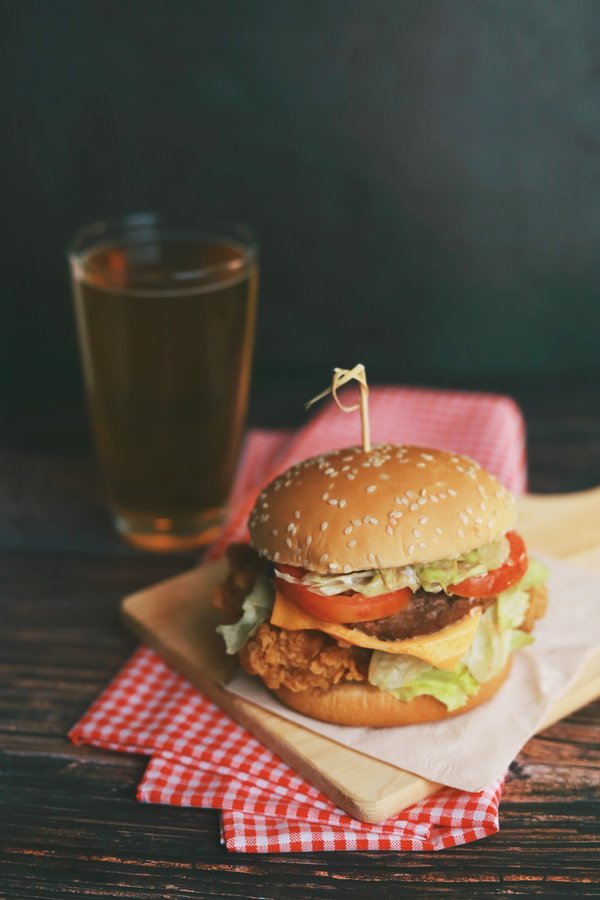 Feuille ingraissable pour burger damier rouge : fraîcheur assurée